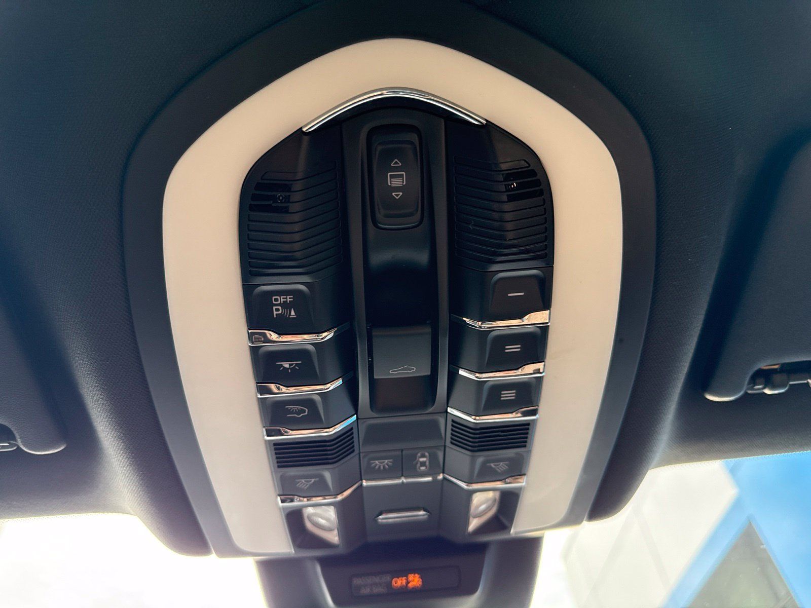 Used 2023 Porsche Macan Turbo AWD/4WD image 29