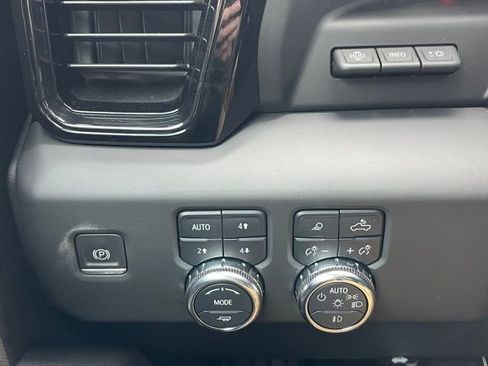 Used 2024 GMC Sierra 1500 AT4 w/ Technology Package AWD/4WD image 18