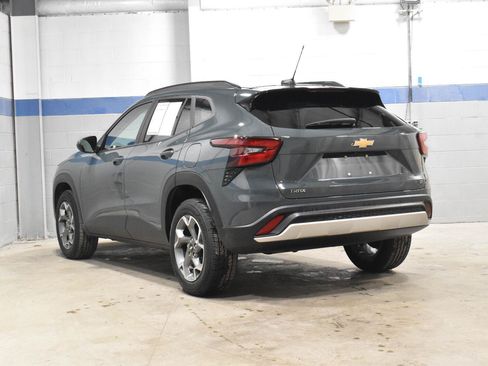 Used 2025 Chevrolet Trax LT FWD image 23