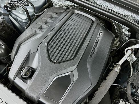 Used 2024 Porsche Macan AWD/4WD image 32