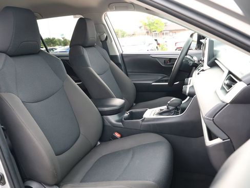 Used 2025 Toyota RAV4 LE AWD/4WD image 28