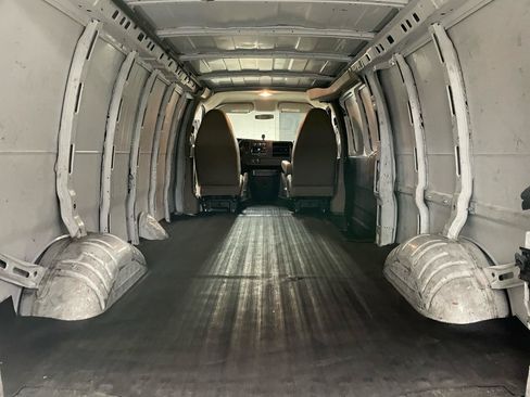 Used 2014 Chevrolet Express 2500 Extended RWD image 8