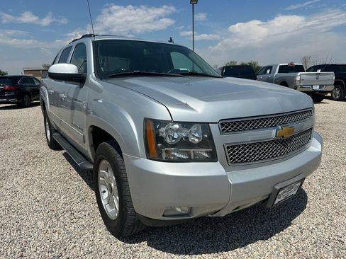 Used 2012 Chevrolet Avalanche LT w/ Suspension Package, Off-Road AWD/4WD image 2