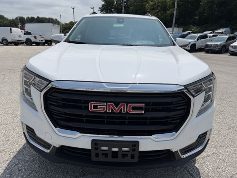 Used 2024 GMC Terrain SLE w/ Driver Convenience Package FWD image 2