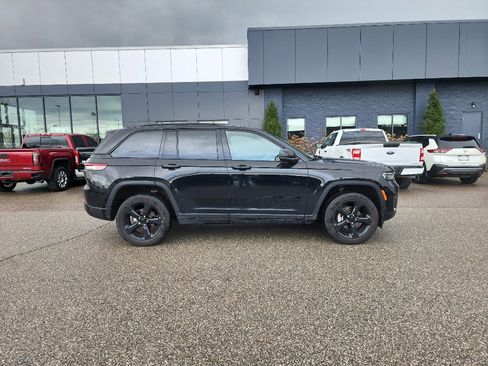 Used 2023 Jeep Grand Cherokee Altitude image 8