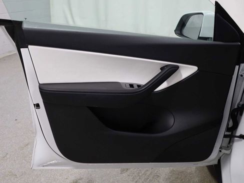 Used 2020 Tesla Model Y Long Range image 16