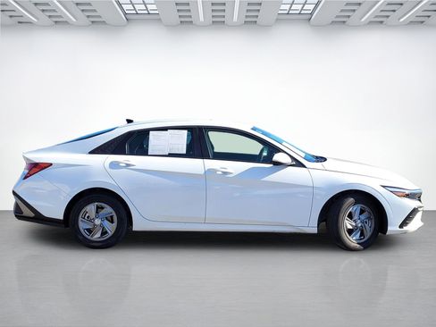 Certified 2025 Hyundai Elantra SE image 3