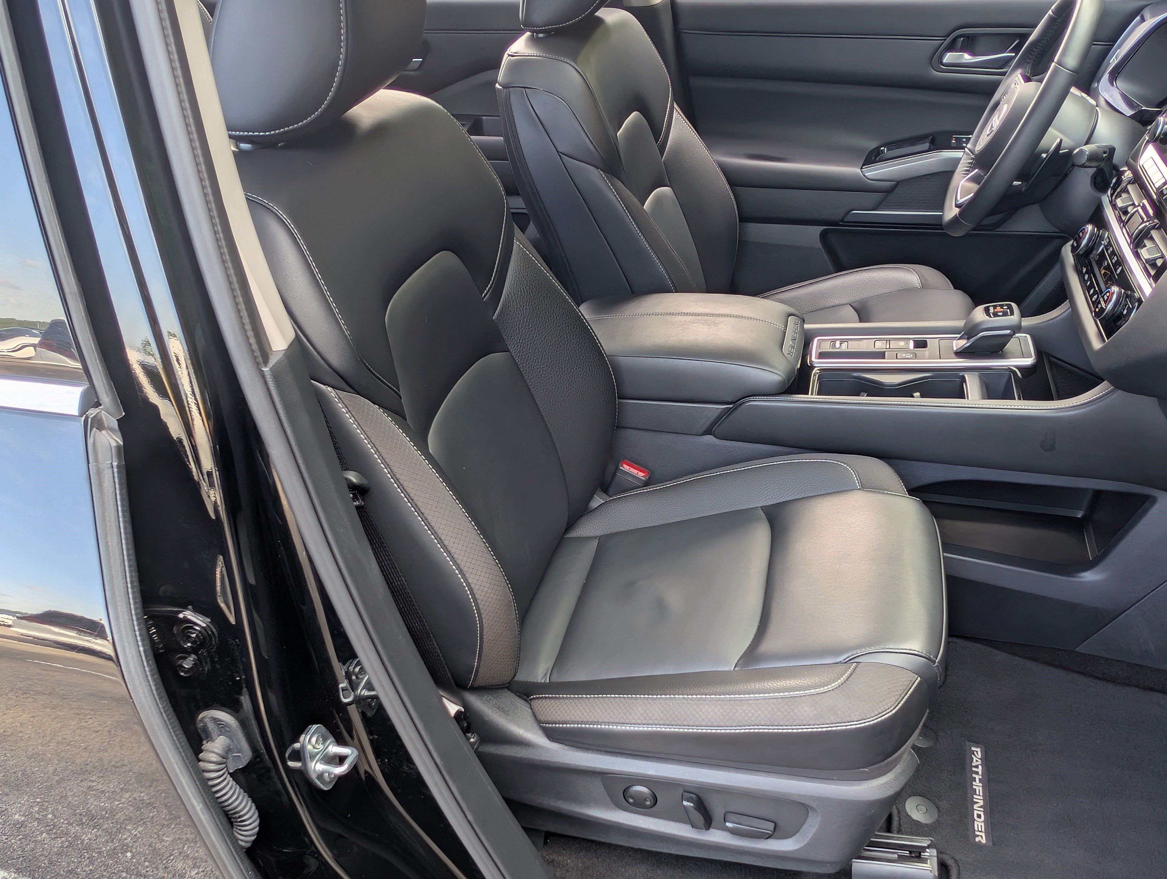 Used 2025 Nissan Pathfinder SL w/ SL Premium Package FWD image 22