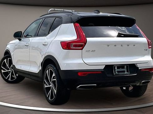Used 2020 Volvo XC40 T4 R-Design FWD image 11