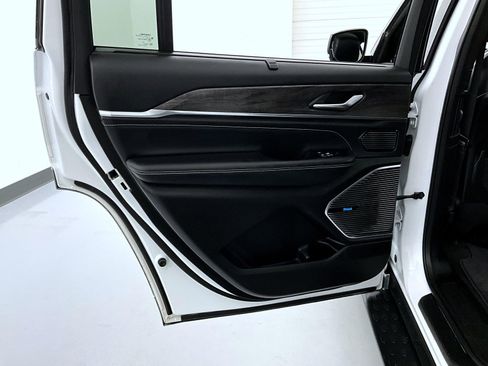 Used 2022 Jeep Grand Cherokee L Overland w/ Advanced Protech Group III image 22