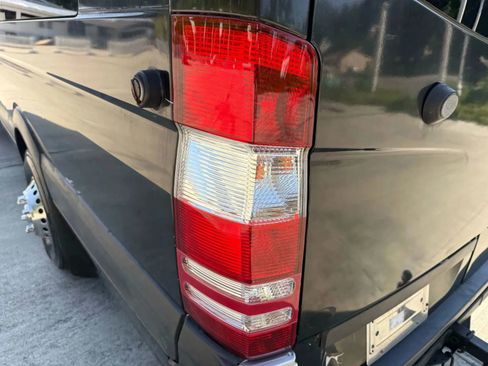 Used 2008 Freightliner Sprinter 3500 RWD image 10