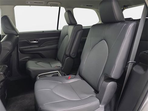 Used 2025 Toyota Grand Highlander AWD image 11