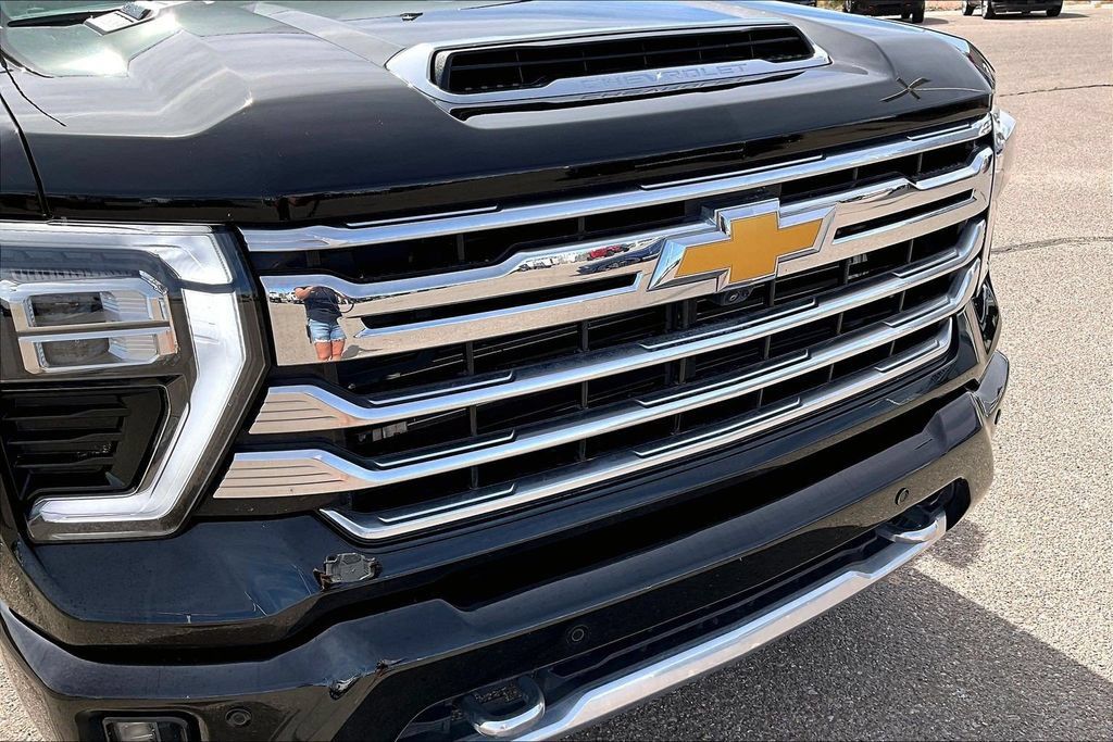 Used 2024 Chevrolet Silverado 3500 High Country w/ Technology Package AWD/4WD image 34