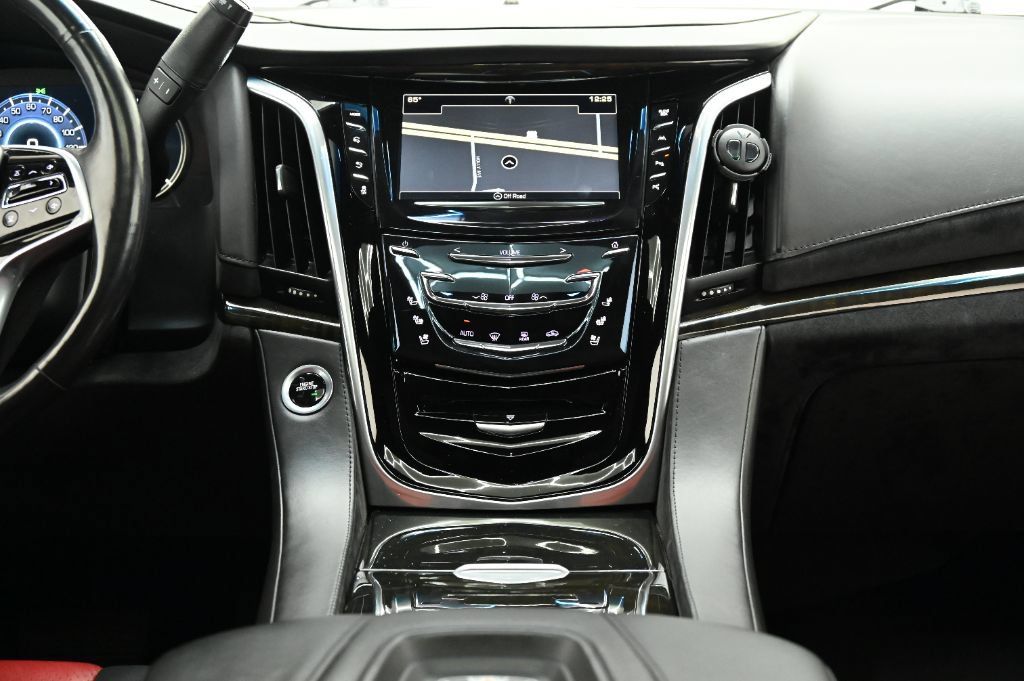 Used 2018 Cadillac Escalade Platinum AWD/4WD image 30