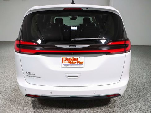 Used 2023 Chrysler Pacifica Touring-L FWD image 8