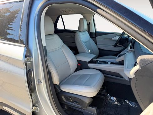 Used 2025 Ford Explorer Active w/ Active Comfort Package AWD/4WD image 24