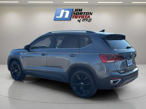 Used 2023 Volkswagen Taos SE w/ Panoramic Sunroof Package FWD image 7