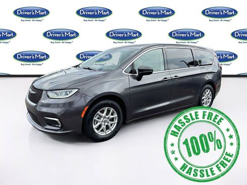 Used 2023 Chrysler Pacifica Touring-L FWD image 3