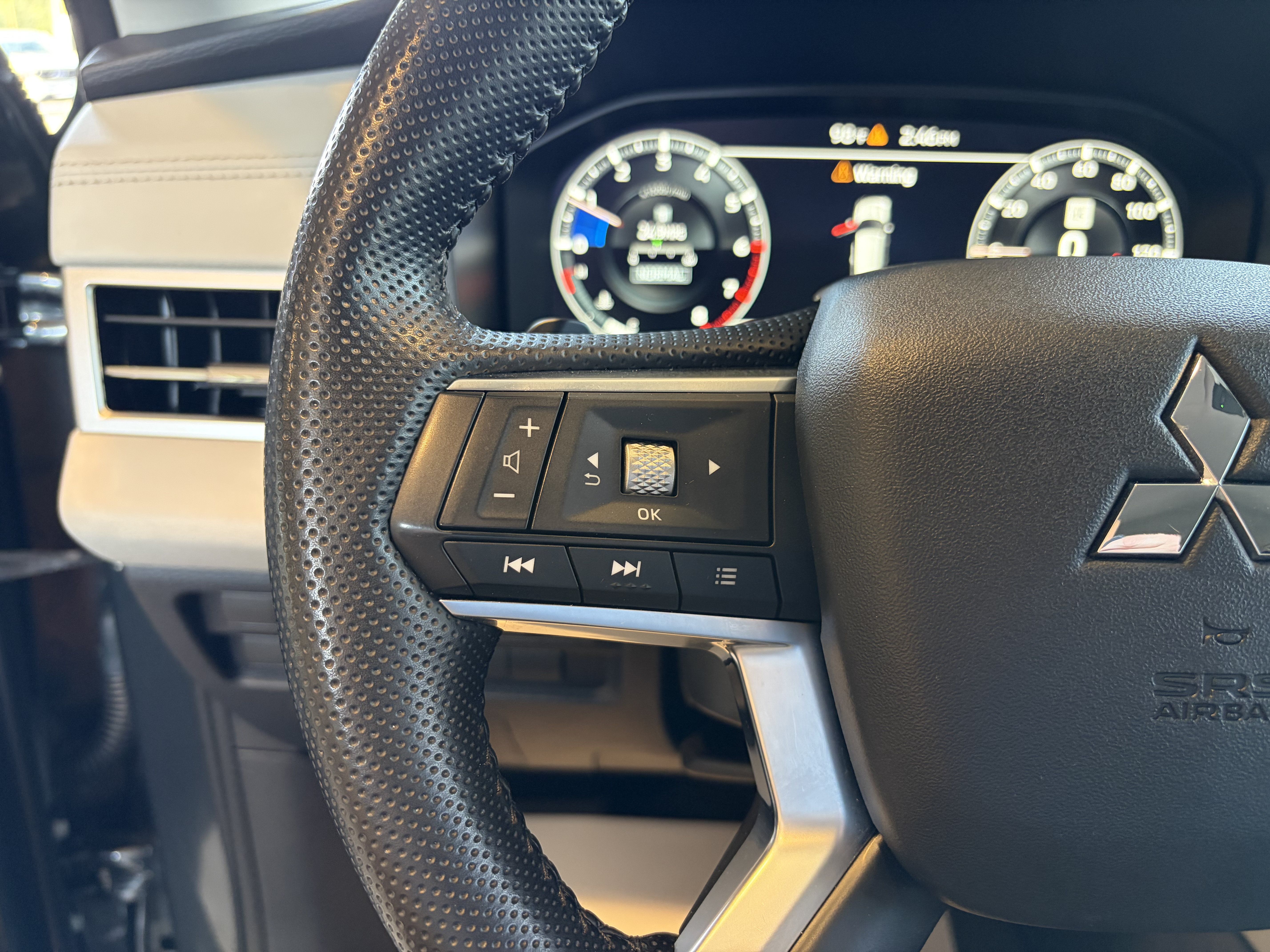 Used 2024 Mitsubishi Outlander SEL FWD image 17