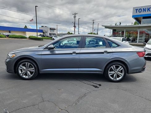 Used 2024 Volkswagen Jetta SE FWD image 3