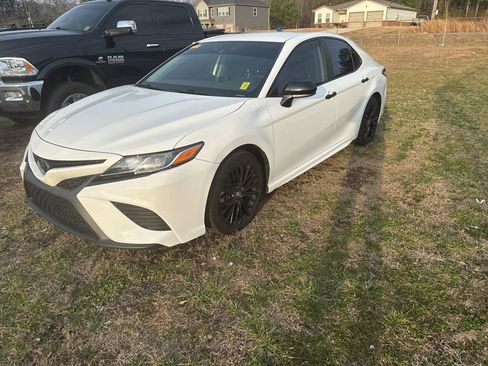 Used 2020 Toyota Camry SE image 1