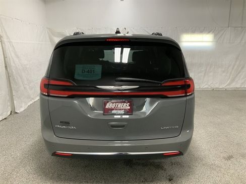 Used 2023 Chrysler Pacifica Limited image 7