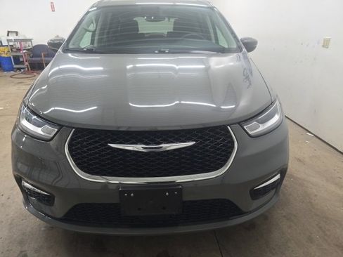 Used 2023 Chrysler Pacifica Touring-L image 19