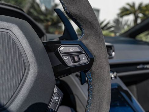 Used 2024 Lamborghini Huracan EVO image 12