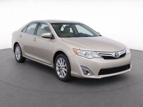 Used 2014 Toyota Camry XLE w/ Leather Package FWD image 3