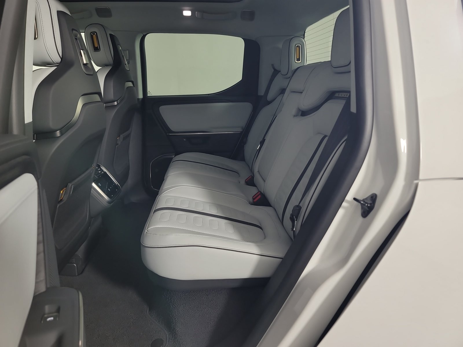 Used 2025 Rivian R1T Adventure Dual AWD/4WD image 21