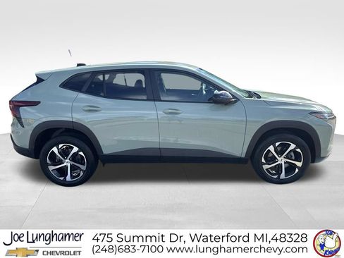 Used 2024 Chevrolet Trax RS w/ Driver Confidence Package FWD image 2
