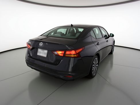 Used 2025 Nissan Altima 2.5 SV image 9