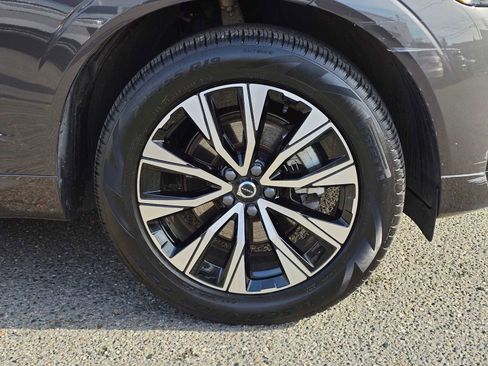 Certified 2025 Volvo XC60 B5 Core image 9