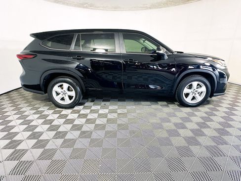 Used 2024 Toyota Highlander LE FWD image 2