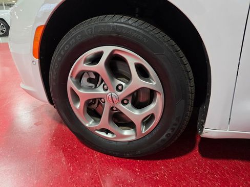 Used 2024 Chrysler Pacifica Limited AWD/4WD image 10