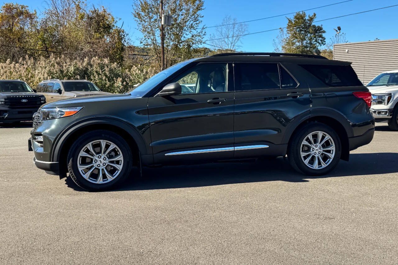 Used 2024 Ford Explorer XLT w/ Equipment Group 202A AWD/4WD image 3