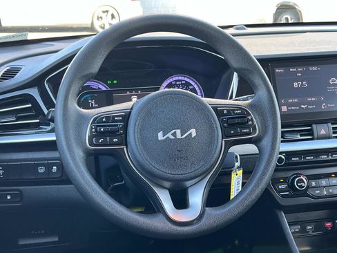 Used 2022 Kia Niro LX image 9