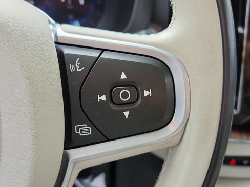 Used 2022 Volvo XC60 B5 Momentum w/ Protection Package Premier image 23