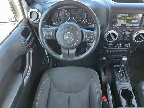 Used 2017 Jeep Wrangler Unlimited Rubicon w/ Cold Weather Group AWD/4WD image 13