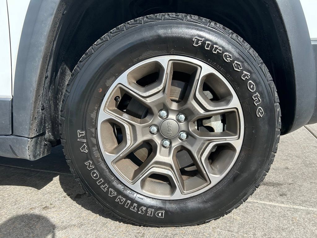 Used 2022 Jeep Cherokee Trailhawk AWD/4WD image 31
