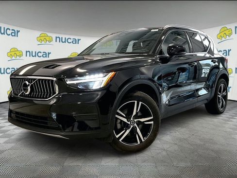 Used 2025 Volvo XC40 B5 Core image 3