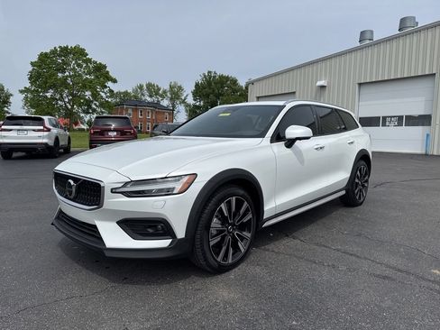 Used 2025 Volvo V60 B5 Cross Country Ultra w/ Climate Package AWD/4WD image 3