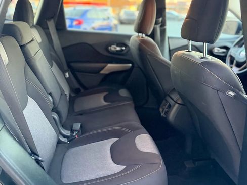 Used 2017 Jeep Cherokee Sport image 15