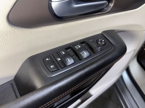 Used 2018 Chrysler Pacifica Touring-L w/ Premium Audio Group FWD image 17