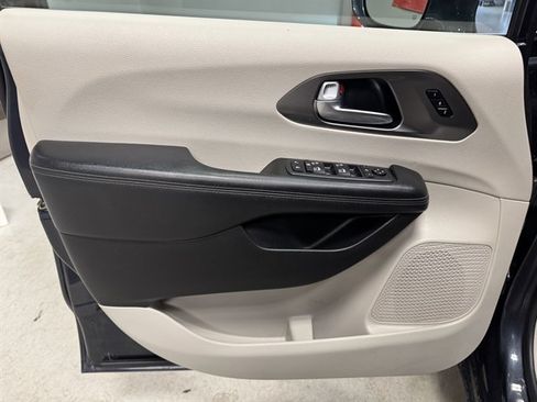 Used 2019 Chrysler Pacifica Limited FWD image 20