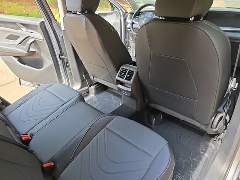 Used 2025 Volkswagen Tiguan SE AWD/4WD image 11