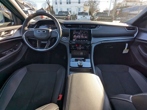 New 2025 Jeep Grand Cherokee L Altitude image 18