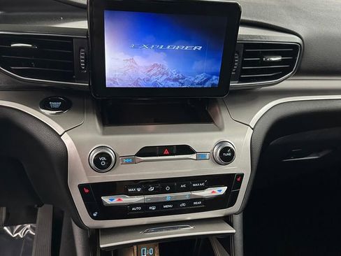 Used 2022 Ford Explorer XLT w/ Equipment Group 202A image 21