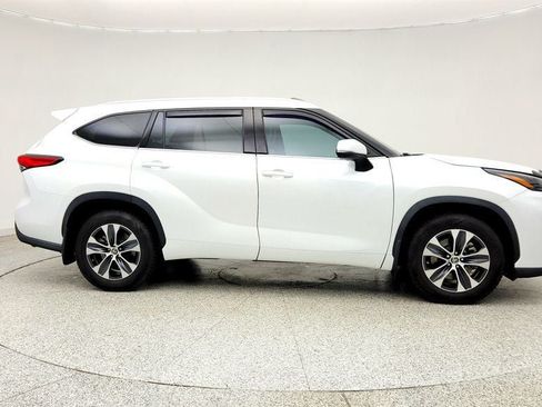 Used 2022 Toyota Highlander XLE AWD/4WD image 4