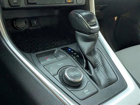 Used 2022 Toyota RAV4 XLE Premium image 15